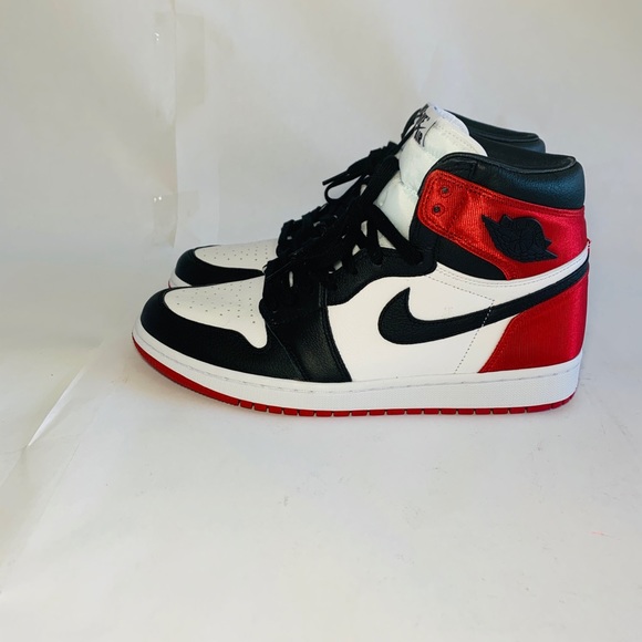 Nike Air Jordan Retro 1 High OG Satin Black Toe - Picture 5 of 8
